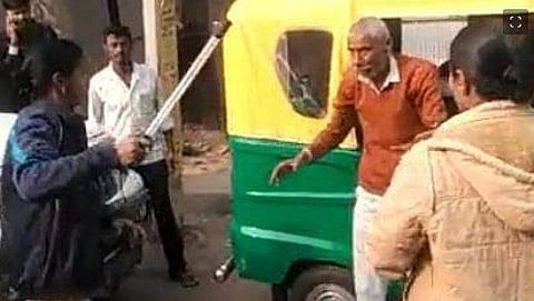 വയോധികനെ പൊലീസ് തല്ലുന്ന വിഡിയോ ദൃശ്യം