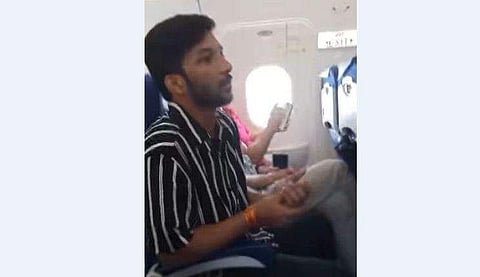 ഉള്ളംകൈയില്‍ എന്തോ ഇട്ട് തിരുമ്മുന്ന പോലെ അഭിനയിക്കുന്ന യുവാവിന്റെ ദൃശ്യം