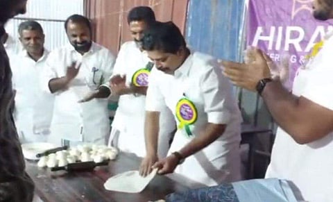 മന്ത്രി പൊറോട്ടയടിക്കുന്നു/ വീഡിയോ ദൃശ്യത്തില്‍ നിന്ന്‌