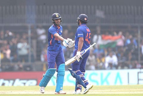 സെഞ്ച്വറി നേടിയ രോഹിതിനെ ശുഭ്മാന്‍ അഭിനന്ദിക്കുന്നു/ ട്വിറ്റര്‍