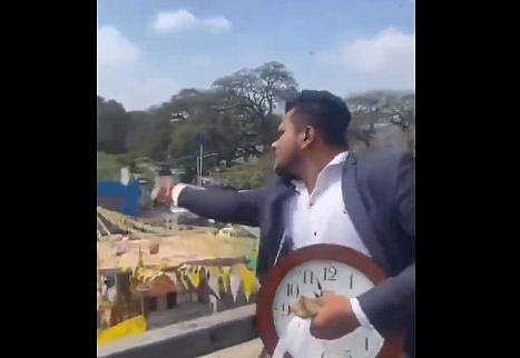 മേല്‍പ്പാലത്തില്‍ നിന്ന് നോട്ടുകള്‍ വലിച്ചെറിയുന്ന യുവാവിന്റെ ദൃശ്യം