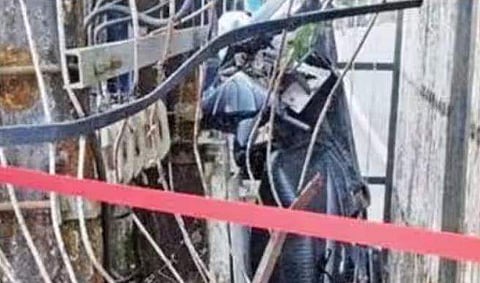 സ്കൂട്ടർ റോഡരികിലെ ട്രാൻസ്ഫോർമറിലേക്ക് ഇടിച്ചുകയറിയ നിലയിൽ