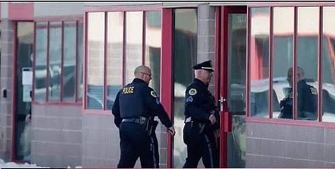 പൊലീസ് പരിശോധന നടത്തുന്നു/ ടിവി ദൃശ്യം