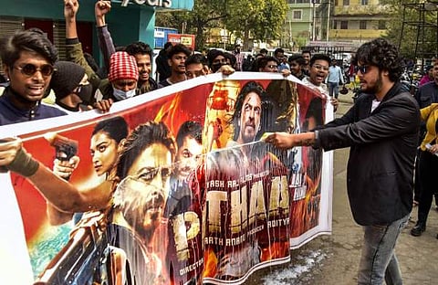 ബോയ്കോട്ട് ആഹ്വാനങ്ങൾക്കും കാവി വിവാദങ്ങൾക്കുമിടെയാണ് ഷാരൂഖ് ഖാൻ - ദീപിക പദുകോൺ ചിത്രം പത്താൻ റിലീസിനെത്തിയത്/ ചിത്രം: പിടിഐ