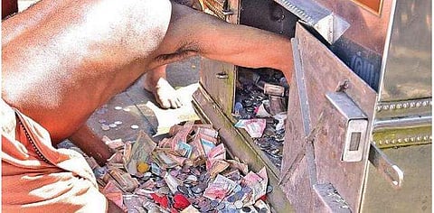 ശബരിമല ഭണ്ഡാരത്തില്‍ നിന്നും പണം പുറത്തേക്കെടുക്കുന്നു/ ഫയല്‍ ചിത്രം