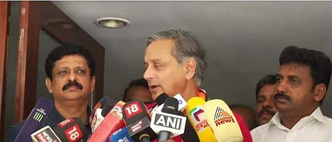 ശശി തരൂര്‍ മാധ്യമങ്ങളോടു സംസാരിക്കുന്നു/ടിവി ദൃശ്യം