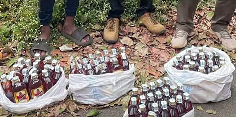 എക്‌സൈസ് സംഘം കണ്ടെടുത്ത മദ്യകുപ്പികള്‍