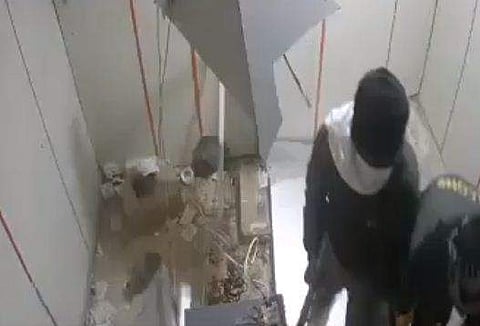 എടിഎം മെഷീന്‍ പിഴുതെടുക്കുന്ന ദൃശ്യം, എഎന്‍ഐ