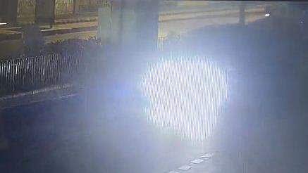 യാത്രക്കാരനെ കാറില്‍ വലിച്ചിഴയ്ക്കുന്ന ദൃശ്യം