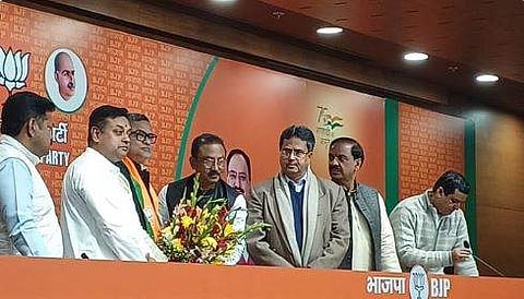 ഡല്‍ഹിയിലെ ബിജെപി ആസ്ഥാനത്തെത്തി ബിജെപി അംഗത്വം സ്വീകരിക്കുന്ന സിപിഎം എംഎല്‍എ