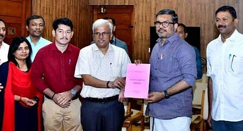 എക്‌സൈസ് വകുപ്പ് സര്‍വ്വേ മന്ത്രിക്ക് കൈമാറുന്നു