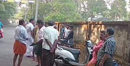 കാഞ്ഞൂരില്‍ കൊലപാതകം നടന്ന സ്ഥലത്ത് നാട്ടുകാര്‍ തടിച്ചുകൂടിയപ്പോള്‍, സ്‌ക്രീന്‍ഷോട്ട്