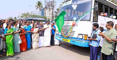 വൈപ്പിനില്‍നിന്നുള്ള കെഎസ്ആര്‍ടിസി ബസ് മന്ത്രി ആന്റണി രാജു ഫ്‌ലാഗ് ഓഫ് ചെയ്യുന്നു/പിആര്‍ഡി