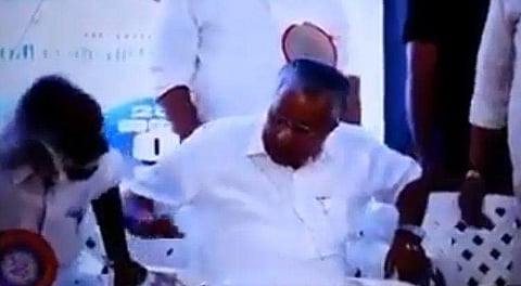 ഗുരുസ്തുതി ചൊല്ലിയപ്പോള്‍ എഴുന്നേല്‍ക്കാന്‍ തുടങ്ങിയ കടന്നപ്പള്ളിയെ മുഖ്യമന്ത്രി തടയുന്നു/വിഡിയോ ദൃശ്യം