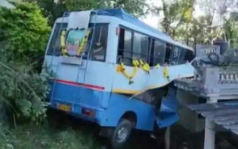 അപകടത്തില്‍പ്പെട്ട മിനി വാന്‍, സ്‌ക്രീന്‍ഷോട്ട്‌