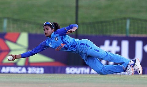 ഒറ്റ കൈ കൊണ്ട് ക്യാച്ചെടുക്കുന്ന അർച്ചന ദേവി/ ട്വിറ്റർ