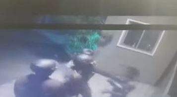 സെക്യൂരിറ്റി ജീവനക്കാരനെ സംഘം ചേര്‍ന്ന് മര്‍ദ്ദിക്കുന്ന ദൃശ്യം