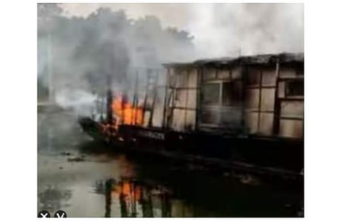 തീപിടിച്ച ഹൗസ്‌ബോട്ട്/വീഡിയോസ്‌ക്രീന്‍ഷോട്ട്‌