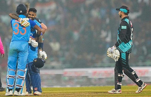 ന്യൂസിലൻഡിനെതിരെ വിജയം നേടിയതിനു പിന്നാലെ സന്തോഷം പങ്കിടുന്ന സൂര്യകുമാർ യാദവും ഹാർദിക് പാണ്ഡ്യയും/ ചിത്രം; പിടിഐ