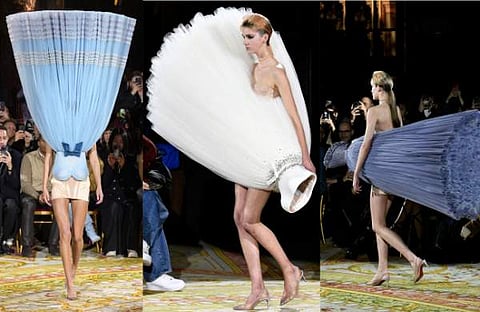 വിക്റ്റർ ആൻഡ് റോൾഫ് ഡിസൈനുകളിൽ റാംപിലെത്തിയ മോഡലുകൾ/ ചിത്രങ്ങൾ: എഎഫ്പി