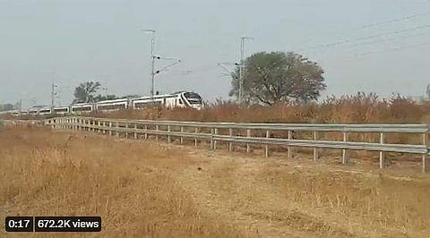 വന്ദേഭാരത് എക്‌സ്പ്രസ് റൂട്ടുകളില്‍ റെയില്‍വേ വേലി കെട്ടുന്നു/ വിഡിയോ ദൃശ്യം