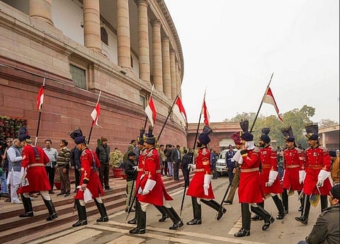 ബജറ്റ് സമ്മേളനത്തിൻറെ ആദ്യ ദിവസം പാർലമെന്റ് ഹൗസിൽ രാഷ്ട്രപതിയുടെ അംഗരക്ഷകർ/ ചിത്രം: പിടിഐ