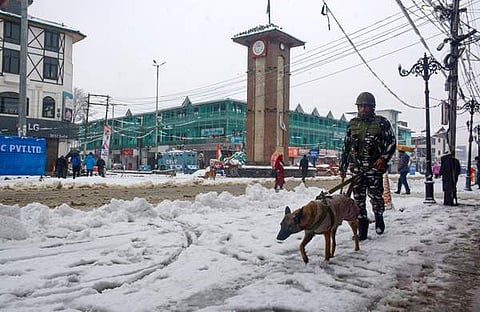ശ്രീനഗറിലെ മഞ്ഞുമൂടിയ തെരുവുകളില്‍ സുരക്ഷാ സേനയുടെ കരുതല്‍/പിടിഐ