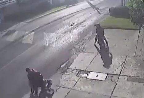 മോഷ്ടാക്കളെ ആക്രമിക്കുന്ന യുവാവിന്റെ ദൃശ്യം