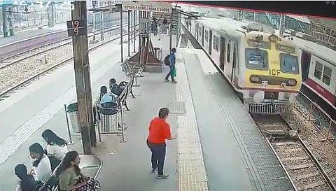 ലോക്കോ ഇന്‍സ്‌പെക്ടര്‍ ട്രെയിനിന് മുന്നില്‍ ചാടി ആത്മഹത്യ ചെയ്യുന്ന വീഡിയോ ദൃശ്യം