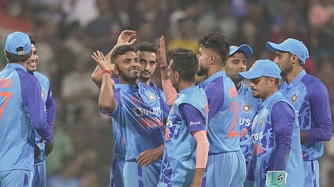 ശിവം മവിയെ അഭിനന്ദിക്കുന്ന സഹ താരങ്ങൾ/ പിടിഐ