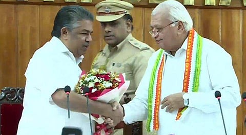 സജി ചെറിയാനെ ഗവര്‍ണര്‍ അനുമോദിക്കുന്നു