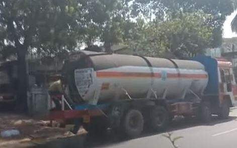 ഹൈഡ്രോ ക്ലോറിക് ആസിഡ് ചോര്‍ന്നതിനെ തുടര്‍ന്ന് ടാങ്കര്‍ ലോറി നിര്‍ത്തിയിട്ടപ്പോള്‍,സ്‌ക്രീന്‍ഷോട്ട്