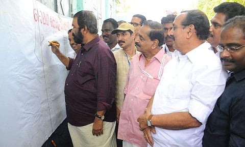 ലഹരിക്കെതിരെ കലോല്‍സവ നഗരിയില്‍ മന്ത്രി വി ശിവന്‍ കുട്ടി കയ്യൊപ്പ് ചാര്‍ത്തുന്നു