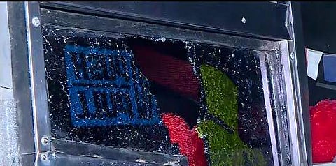 ബസിന്റെ ചില്ല് അടിച്ചുതകര്‍ത്ത നിലയില്‍, സ്‌ക്രീന്‍ഷോട്ട്