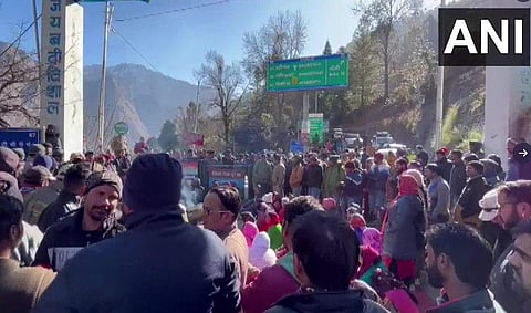 ബദരീനാഥ് ഹൈവേ ഉപരോധിക്കുന്ന നാട്ടുകാര്‍, എഎന്‍ഐ