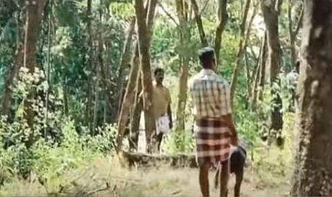 വടിവാളുമായി യുവാവിന്റെ അക്രമം/ ടിവി ദൃശ്യം