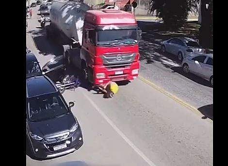 കാറിന്റെ ഡോറില്‍ തട്ടി ബൈക്ക് യാത്രക്കാരന്‍ ട്രക്കിന്റെ അടിയിലേക്ക്, സ്‌ക്രീന്‍ഷോട്ട്‌