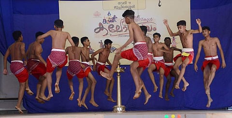 ഹൈസ്‌കൂള്‍ വിഭാഗം പൂരക്കളിയില്‍ നിന്ന്‌