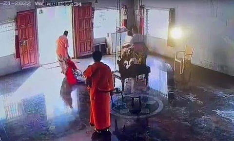 യുവതിയെ വലിച്ചിഴയ്ക്കുന്നതിന്റെ വീഡിയോ ദൃശ്യം