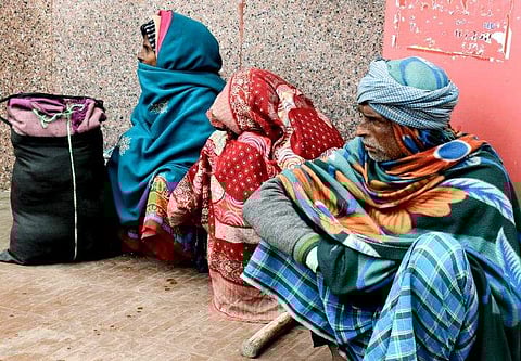 കൊടും തണുപ്പിനിടയിലും പുതപ്പ് പൊതിഞ്ഞ് ട്രെയിന്‍ കാത്ത് യാത്രക്കാര്‍, ബിഹാറില്‍ നിന്നുള്ള കാഴ്ച/ ചിത്രം: എഎന്‍ഐ