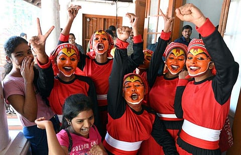 മൈമിന് എ ​ഗ്രേഡ് കിട്ടിയതിന്റെ സന്തോഷം ആഘോഷിക്കുന്ന വിദ്യാർത്ഥികൾ/ ചിത്രം; ഇ ​ഗോകുൽ