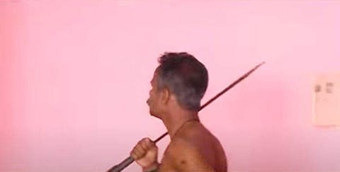 വീടിനകത്ത് ഭീകരാന്തരീക്ഷം സൃഷ്ടിക്കുന്ന സജീവന്‍/ ടെലിവിഷന്‍ ചിത്രം