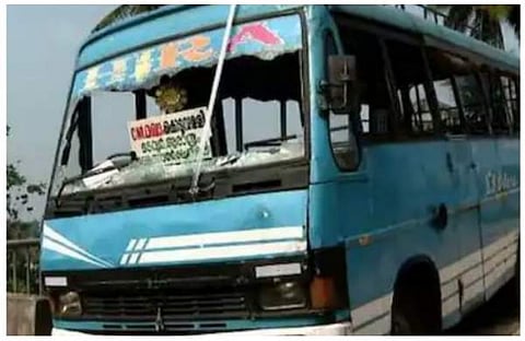 ആക്രമണത്തില്‍ തകര്‍ന്ന ബസ്/വീഡിയോ സ്‌ക്രീന്‍ഷോട്ട്