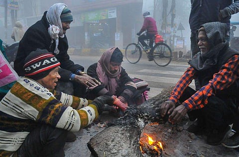 തണുപ്പിനെ പ്രതിരോധിക്കാൻ തീ കായുന്നു/ ചിത്രം: പിടിഐ