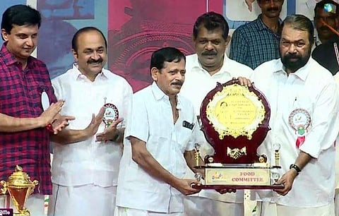 കലോത്സവത്തിന്റെ സമാപനവേദിയില്‍ പഴയിടത്തെ ആദരിക്കുന്ന മന്ത്രി വി ശിവന്‍കുട്ടി