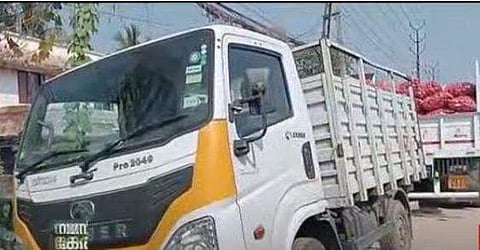 പാന്‍മസാല കടത്തിയതിന് പിടികൂടിയ ലോറികള്‍/ ടിവി ദൃശ്യം