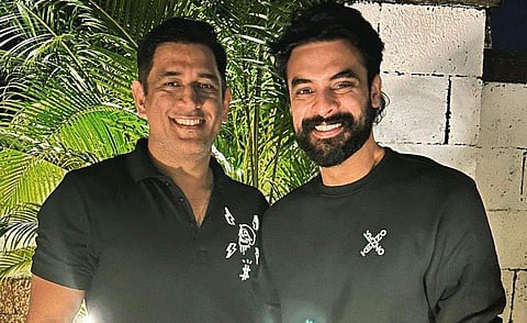ധോനിയും ടൊവിനോ തോമസും/ ചിത്രം; ഫെയ്സ്ബുക്ക്