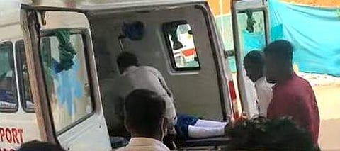 യുവതിയെ ആശുപത്രിയിലേക്ക് കൊണ്ടുപോകാനായി ആംബുലന്‍സില്‍ കയറ്റുന്നു/ ടെലിവിഷന്‍ ദൃശ്യം