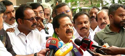 രമേശ് ചെന്നിത്തല മാധ്യമപ്രവര്‍ത്തകരോടു സംസാരിക്കുന്നു/ടിവി ദൃശ്യം