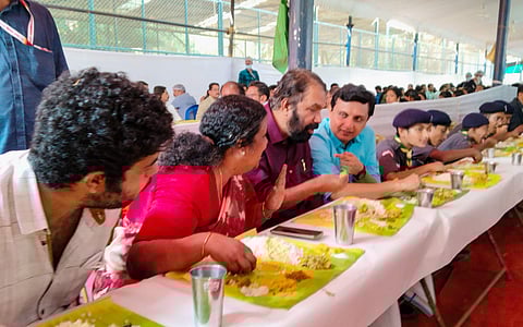 സ്‌കൂള്‍ കലോത്സവ പന്തലില്‍ വച്ച് ഭക്ഷണം കഴിക്കുന്ന വിദ്യാഭ്യാസമന്ത്രി വി ശിവന്‍കുട്ടി/ ഫെയ്‌സ്ബുക്ക്‌